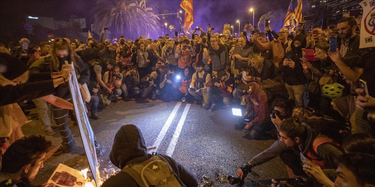 VIDEO: Tisíce demonštrantov narušili návštevu španielskeho kráľa