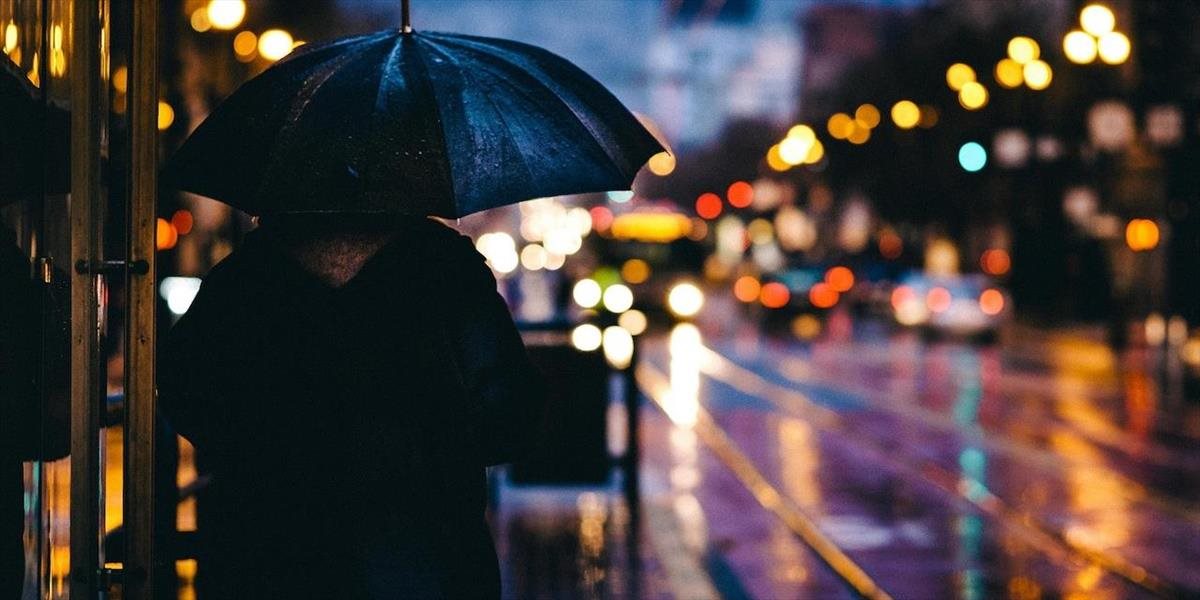 AKTUALIZÁCIA: SHMÚ varuje pred dažďom, v Bratislave kolabuje doprava