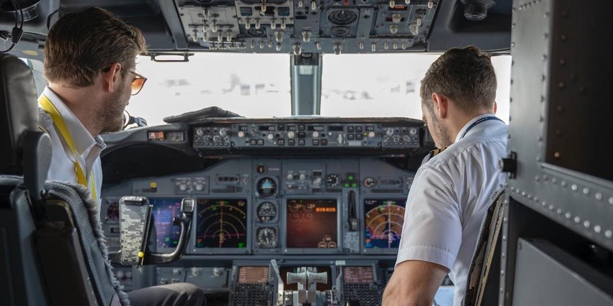 Pasažierka pózovala v kokpite, pilot dostal doživotný zákaz lietania