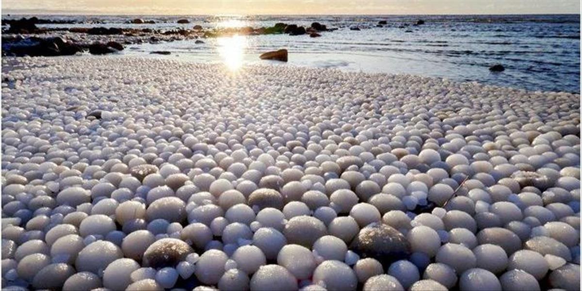 Pláž na fínskom ostrove zaplnilo tisíce ľadových vajíčok
