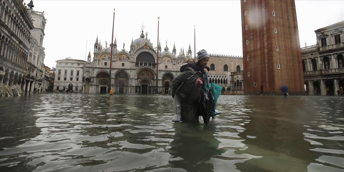 Benátky bojujú s prílivom, ulice a námestie sú pod vodou