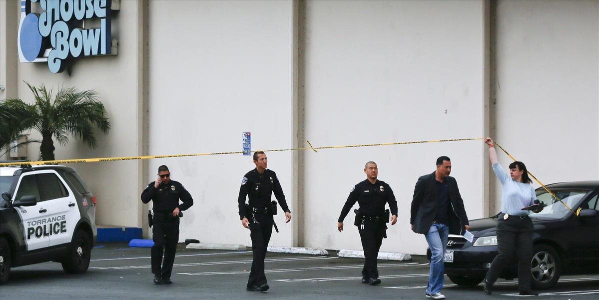 Policajti zadržali mladíka, ktorý strieľal na škole v Kalifornii