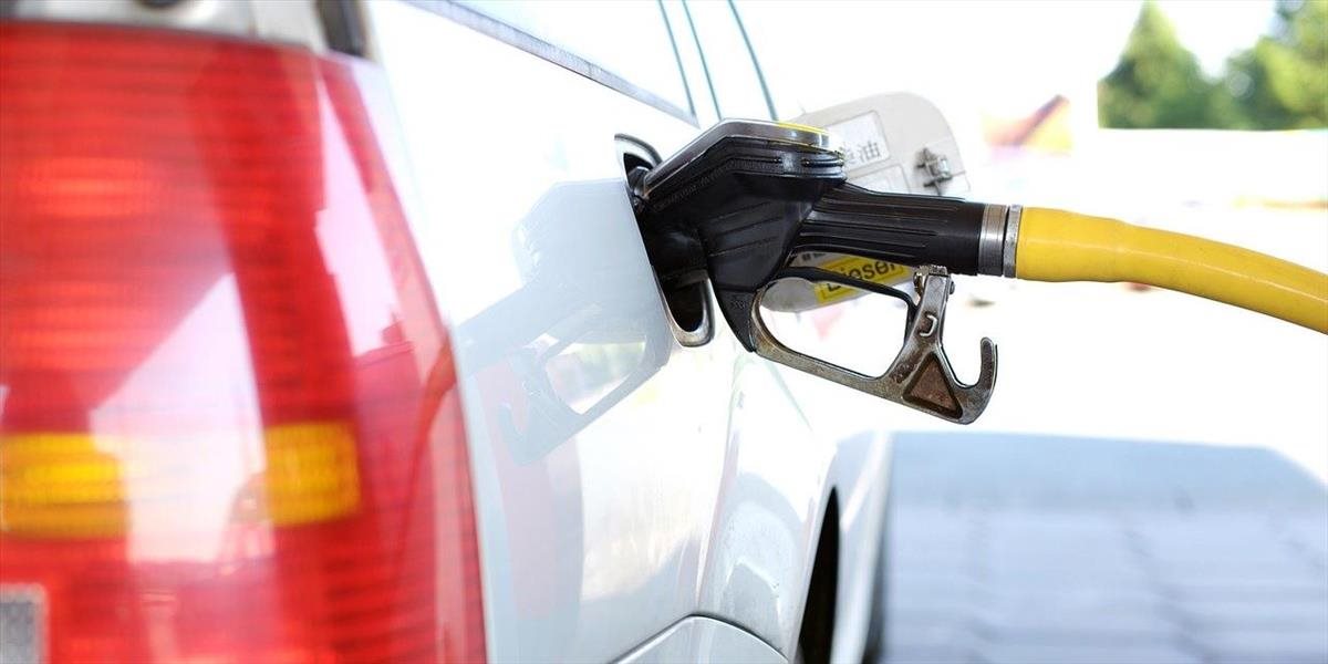 Motoristom mierne zdraželo tankovanie benzínov aj nafty