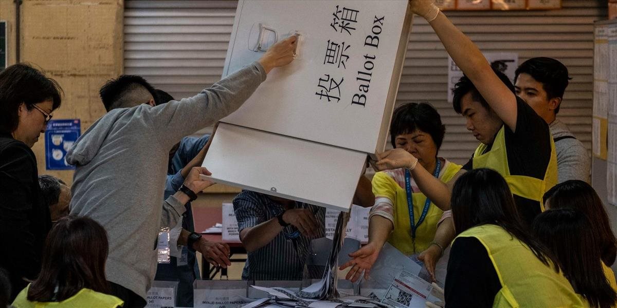 V hongkongských voľbách vedie prodemokratický tábor