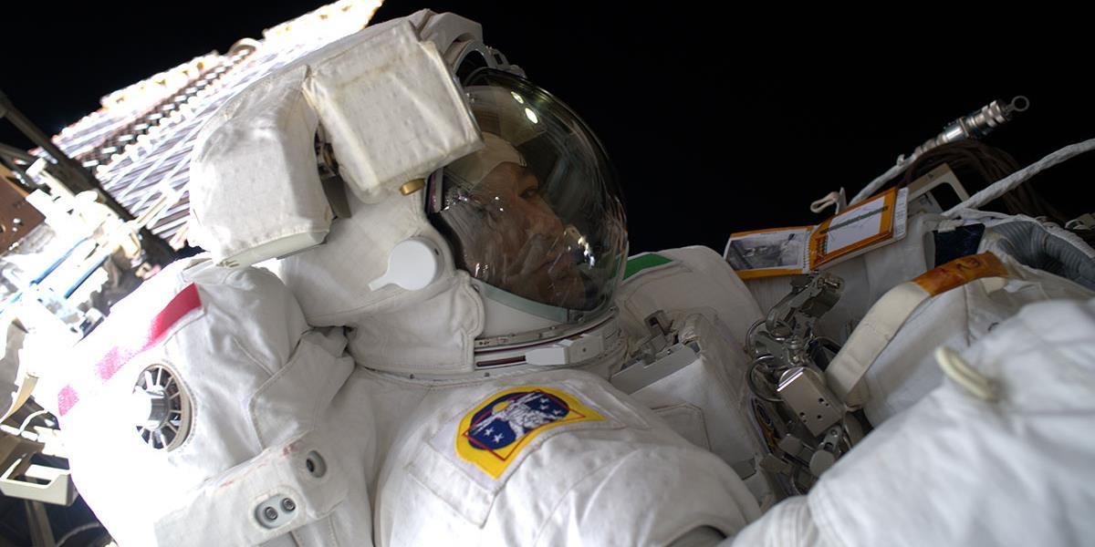 Dvaja astronauti opravujú spektrometer na ISS