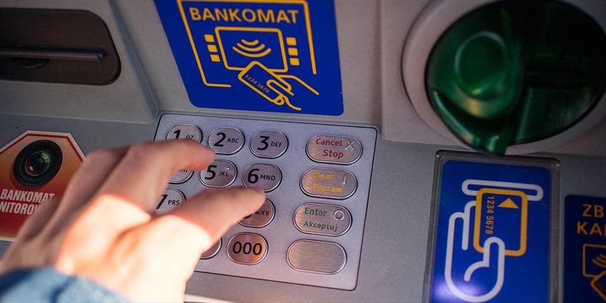Polícia hľadá páchateľov, ktorí v Bratislave poškodili bankomaty