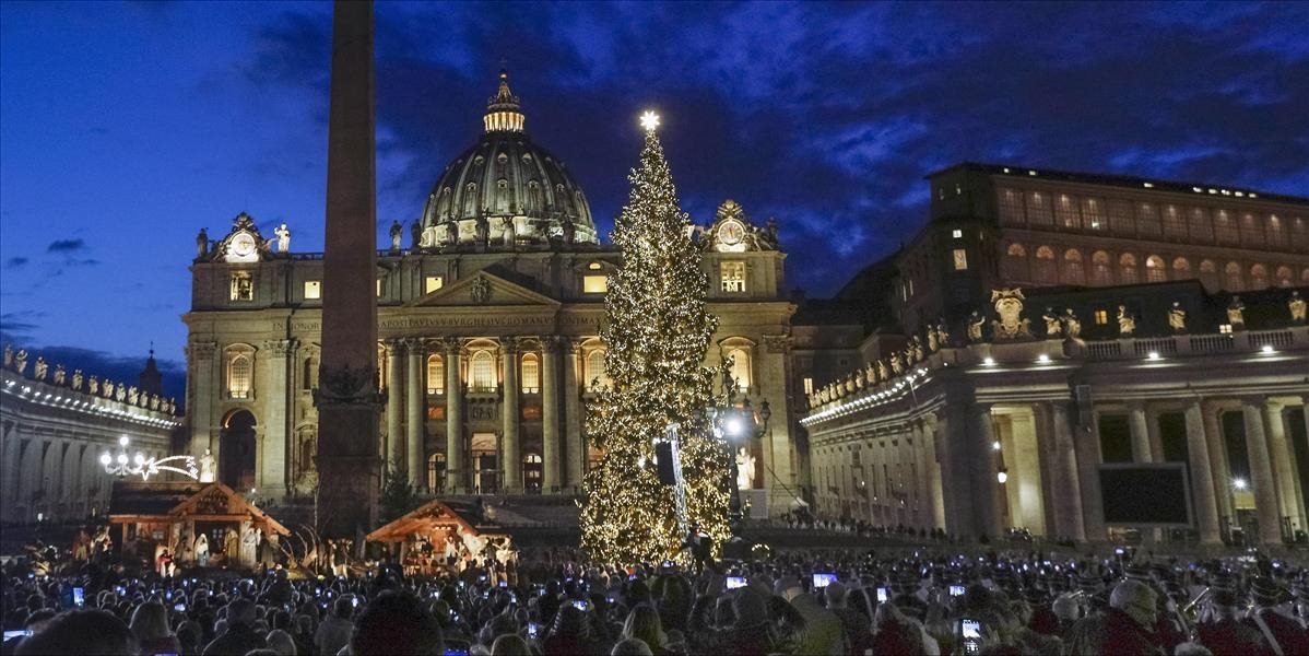 Na námestí sv. Petra vo Vatikáne už svieti vianočný stromček