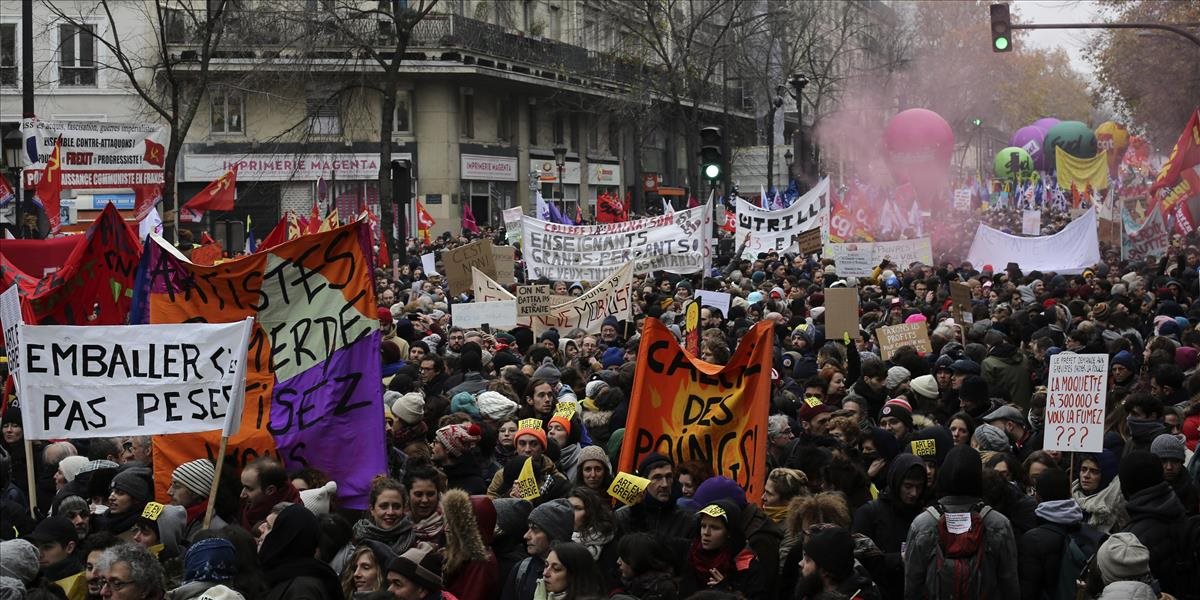 Štrajky vo Francúzsku nekončia, kolabuje aj doprava