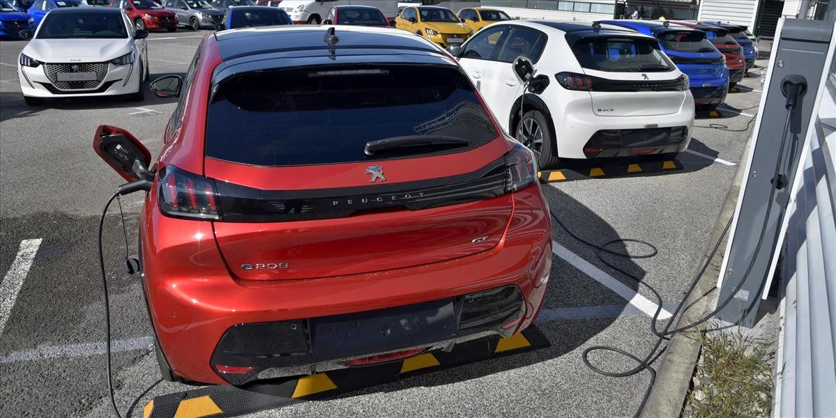 Vláda dotuje elektromobily, na ich nabíjanie zabudla, tvrdí dodávateľ energií