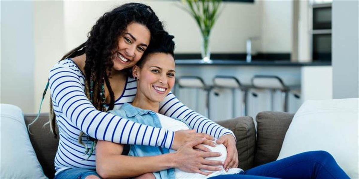 Lesbickému páru sa narodil syn, ktorého embryo nosili obidve