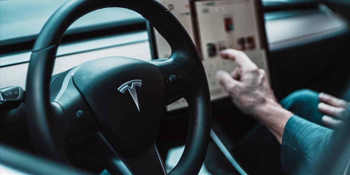 Automobil Tesla narazil v režime autopilota do dvoch stojacich vozidiel