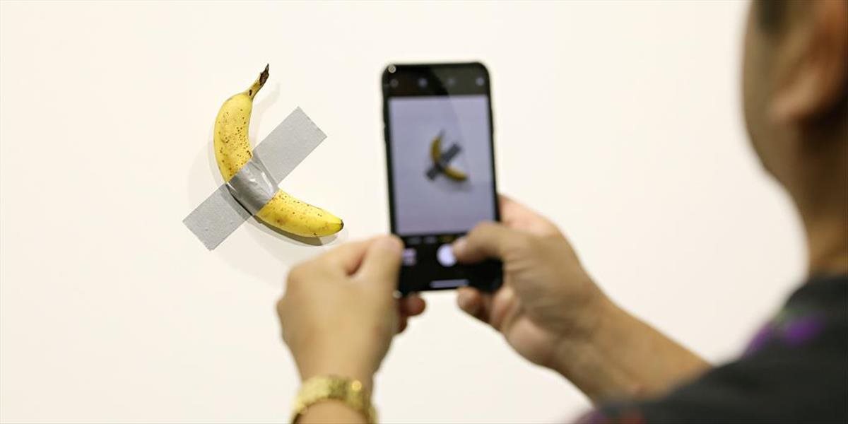 Talianskemu umelcovi nevadí, že mu vystavovaný banán zjedol gruzínsky kolega