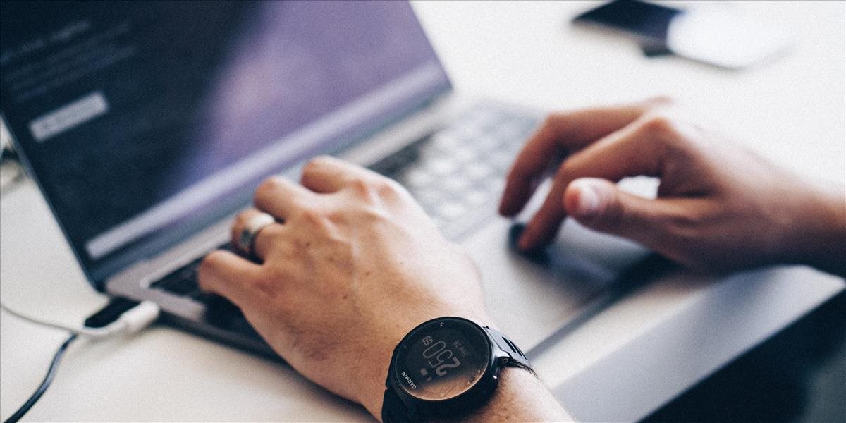 V odvetví IT sa v hrubom zarába takmer 1 900 eur