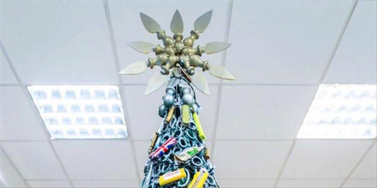 Na letisku v Litve postavili vianočný stromček zo zhabaných predmetov