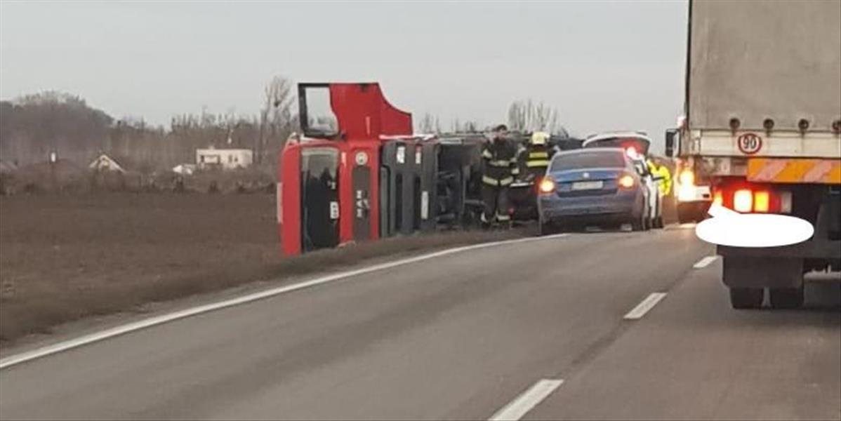 Hasiči a odťahovka pomáhajú pri kurióznej autonehode kamiónu od obedňajších hodín