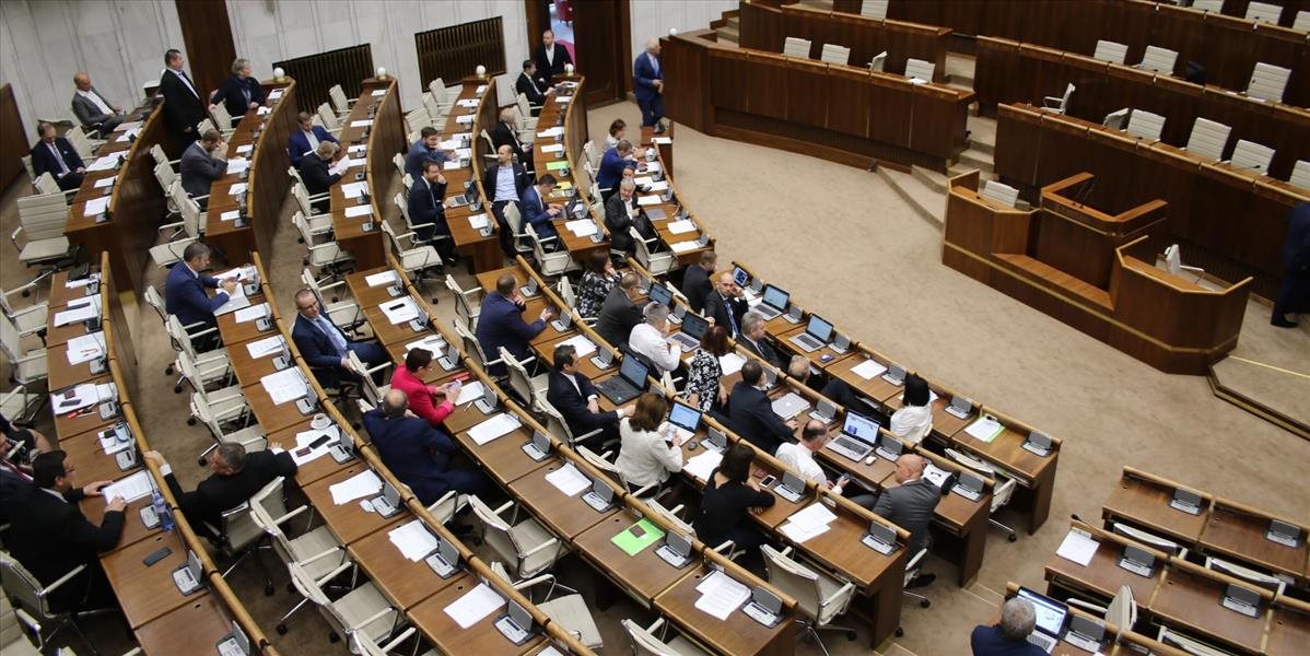 Národná rada poslancom do volieb rozdelí viac ako 900-tisíc eur