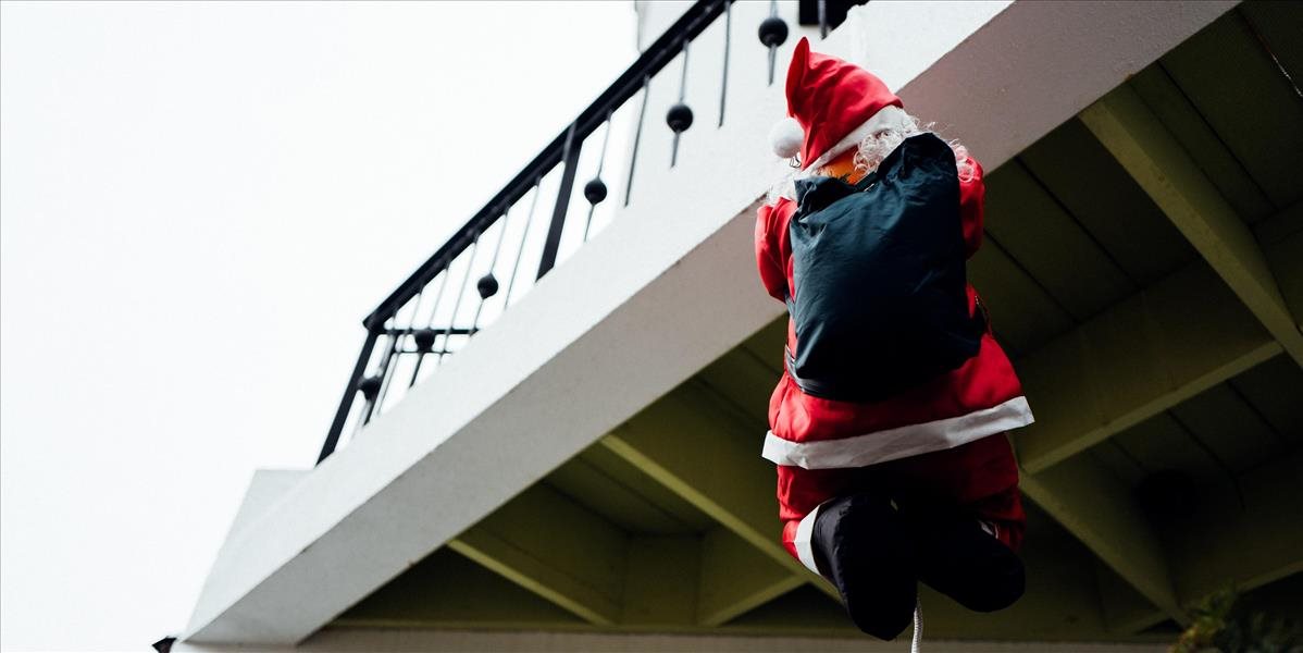 Zlodej, podobajúci sa na Santa Clausa, po vylúpení banky hádzal peniaze ľuďom na ulici