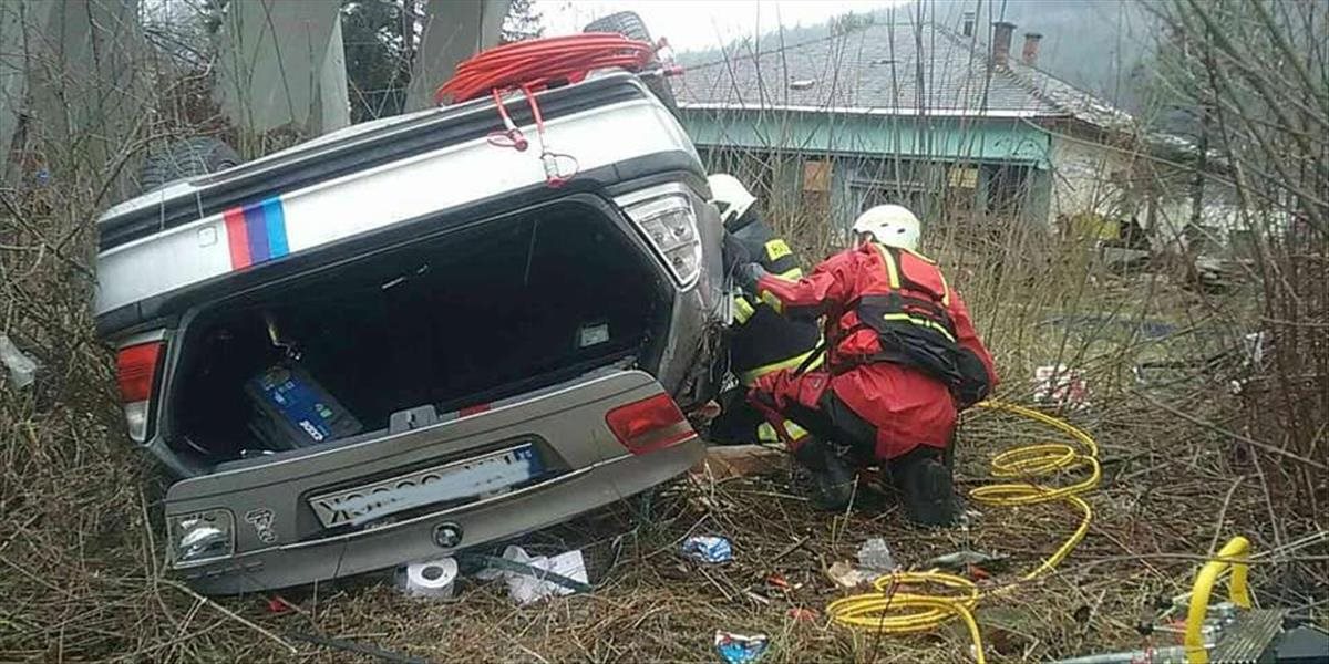 Auto zišlo z mosta, hasiči z neho vyslobodili dve maloleté deti