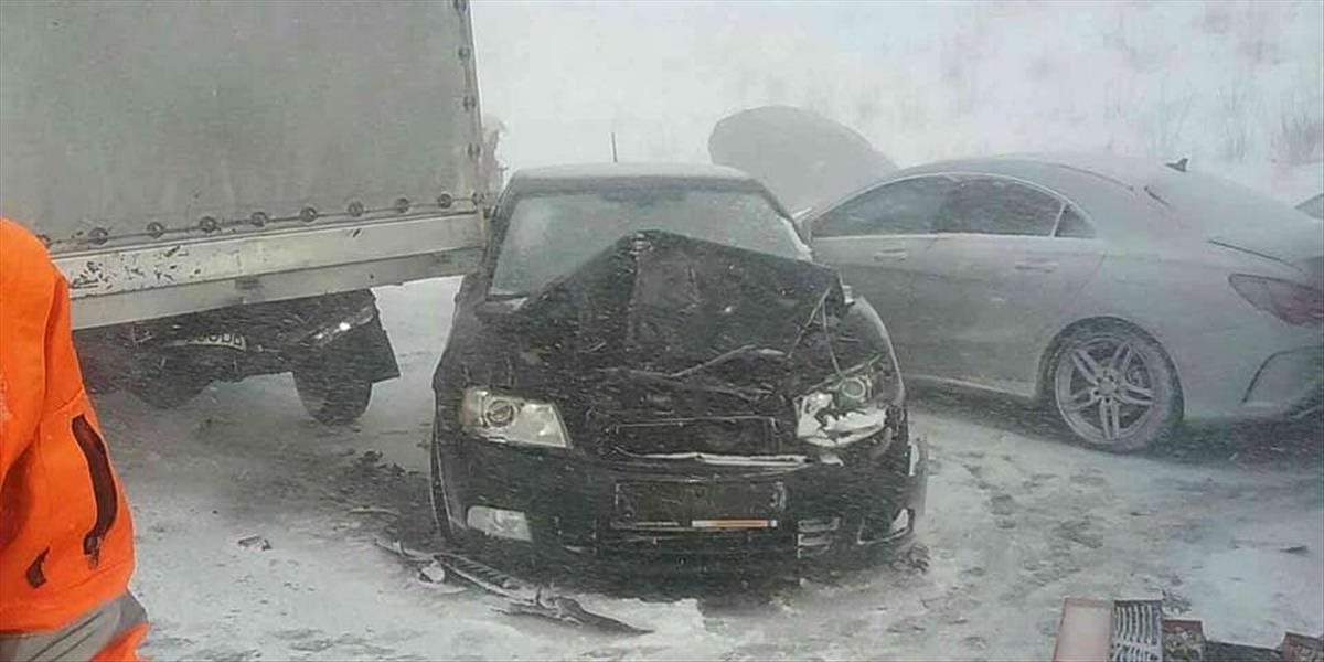 Diaľnica v smere na Poprad je uzavretá, zrazilo sa niekoľko áut