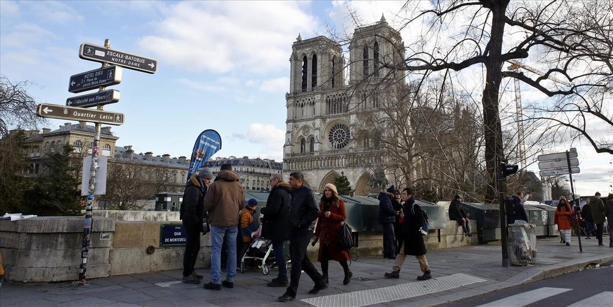 Katedrále Notre-Dame hrozí zrútenie stropov