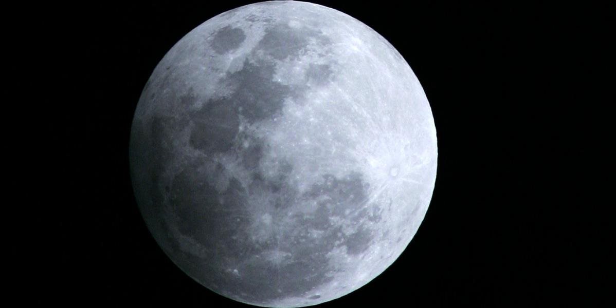 V piatok bude možné pozorovať celý priebeh polotieňového zatmenia Mesiaca