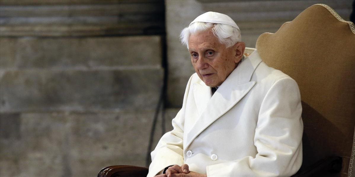 Bývalý pápež žiada odstránenie svojho mena z kontroverznej knihy o celibáte