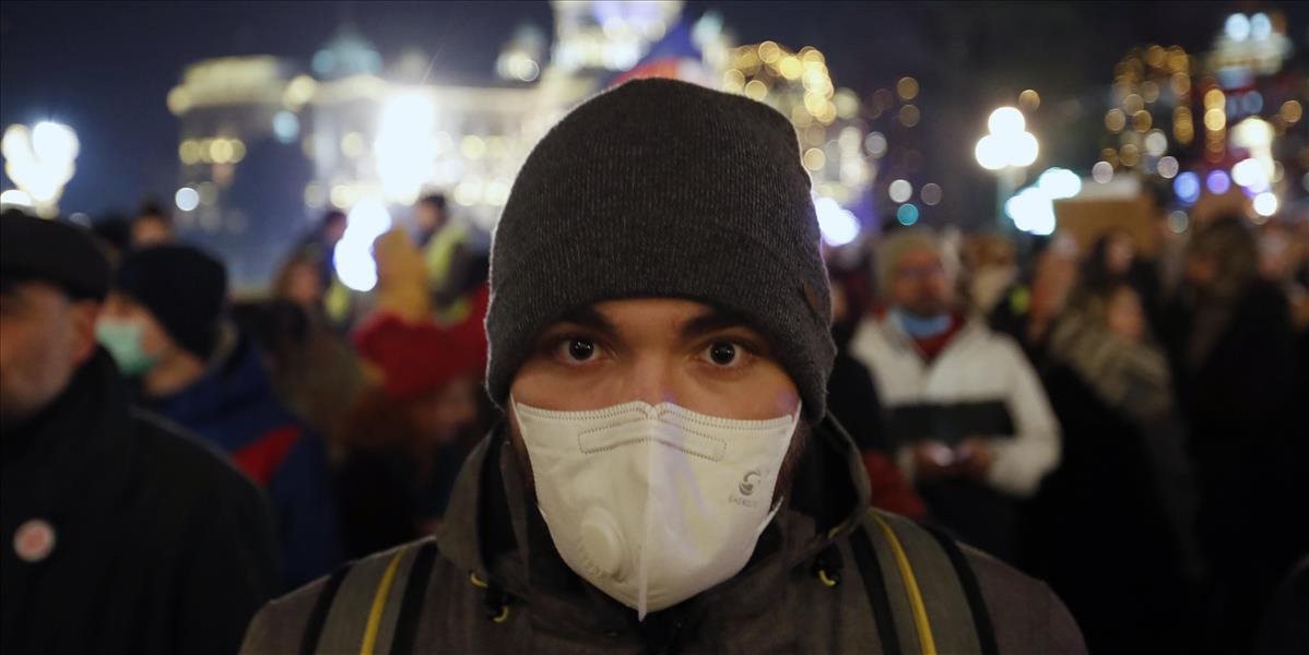 Belehradčania protestovali proti smogu s rúškami na tvárach