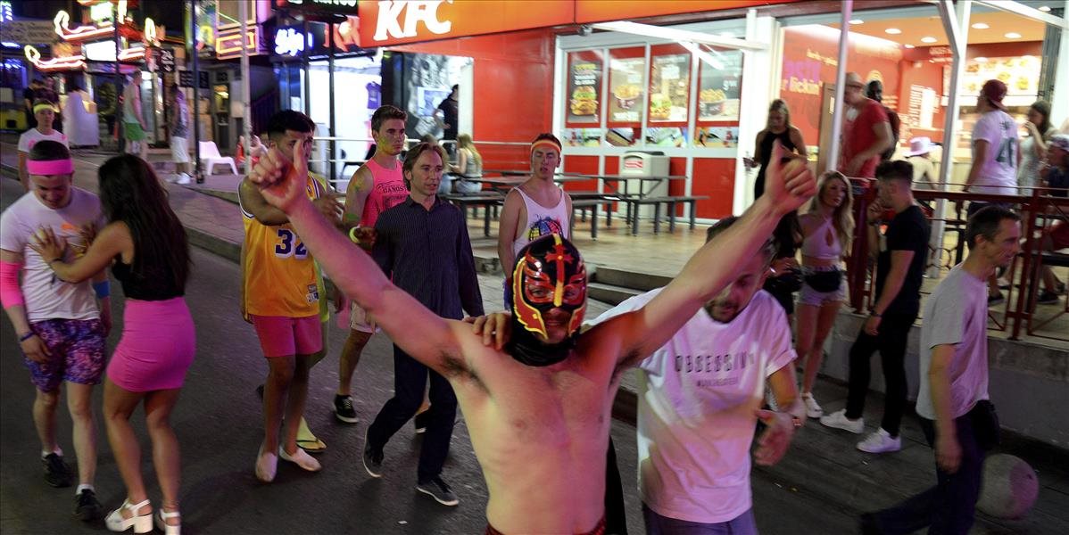 Na Malorke a Ibize zakázali turné po baroch či šťastné hodinky