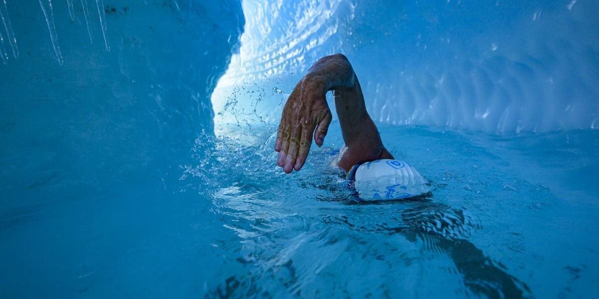 Britský atlét preplával ľadový tunel na Severnom póle