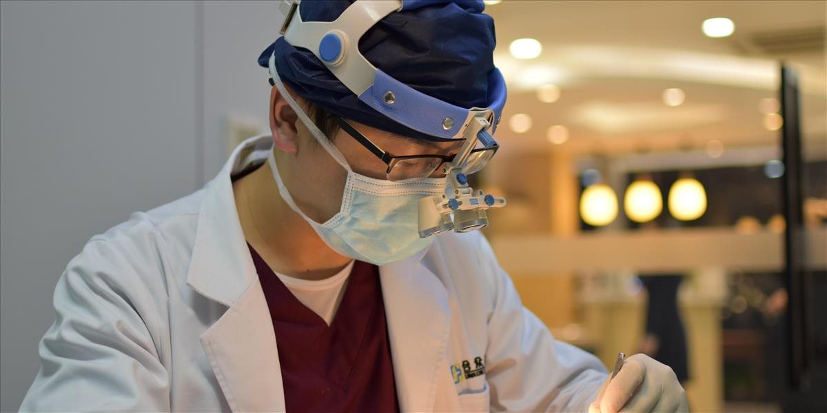 Lekár, ktorý varoval pred koronavírusom, žije a je v kritickom stave