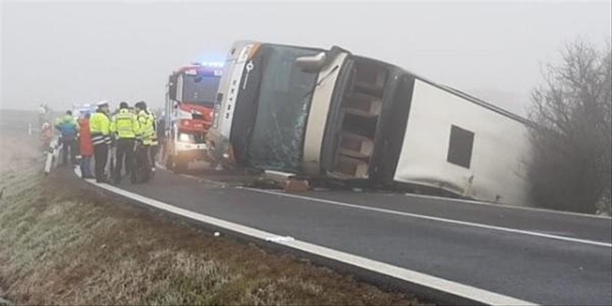 Havaroval autobus s viac ako 70 deťmi