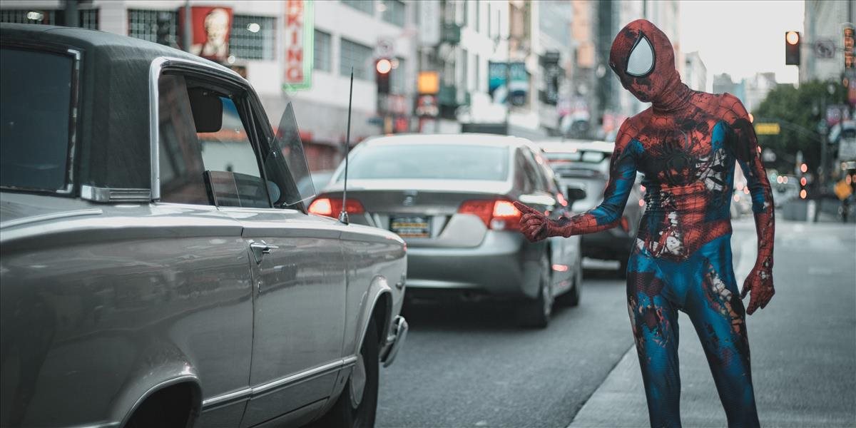 Spiderman zbiera v uliciach odpadky