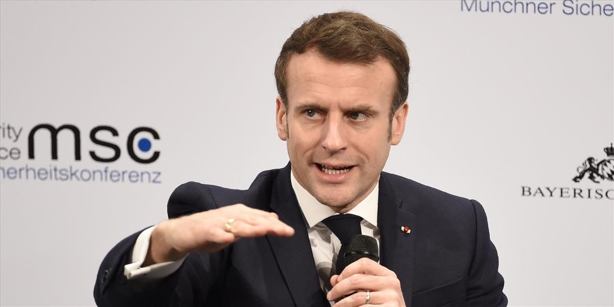 Macron opäť hovoril o udobrení sa s Ruskom, sankcie sú podľa neho nanič