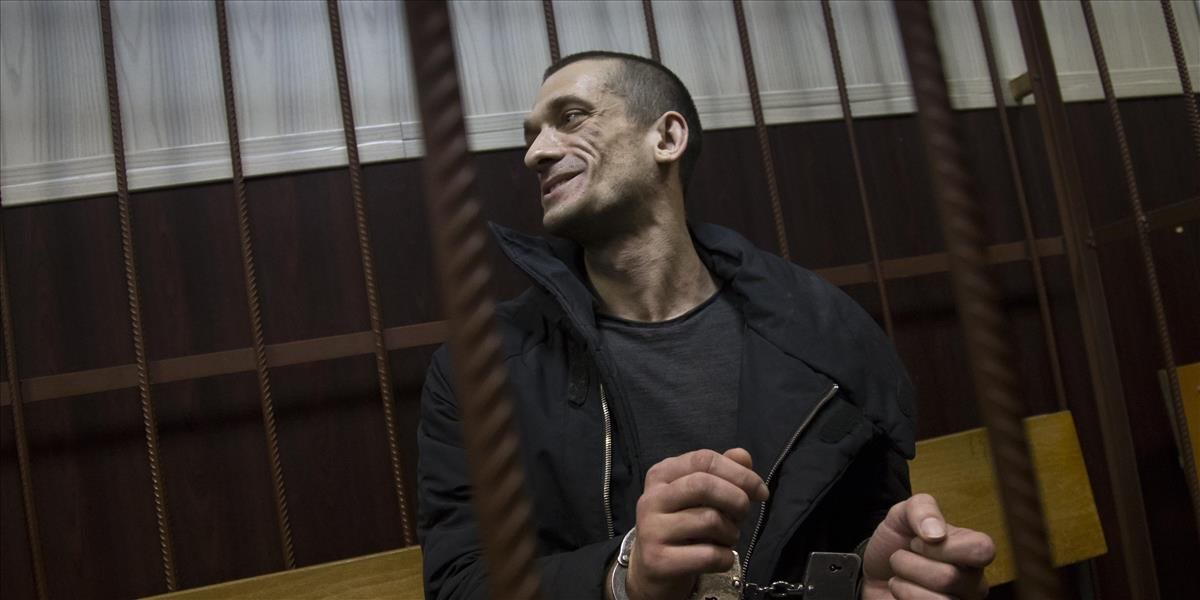 Umelec Pavlenskij zverejnil šteklivé video vysokopostaveného politika