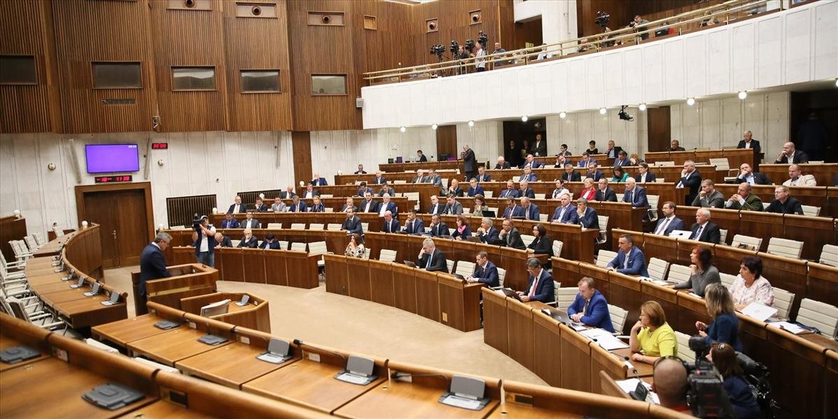 AKTUALIZÁCIA: Mimoriadnu schôdzu parlamentu prerušili poslanci PS/Spolu