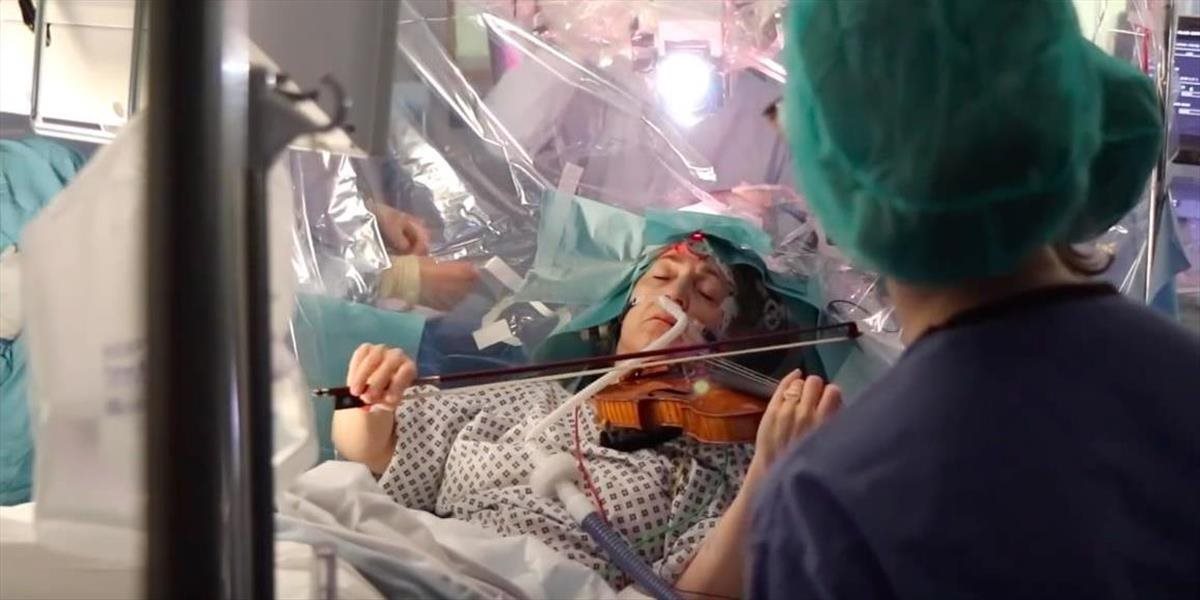Hrala na husliach počas toho, ako jej z mozgu odstraňovali nádor