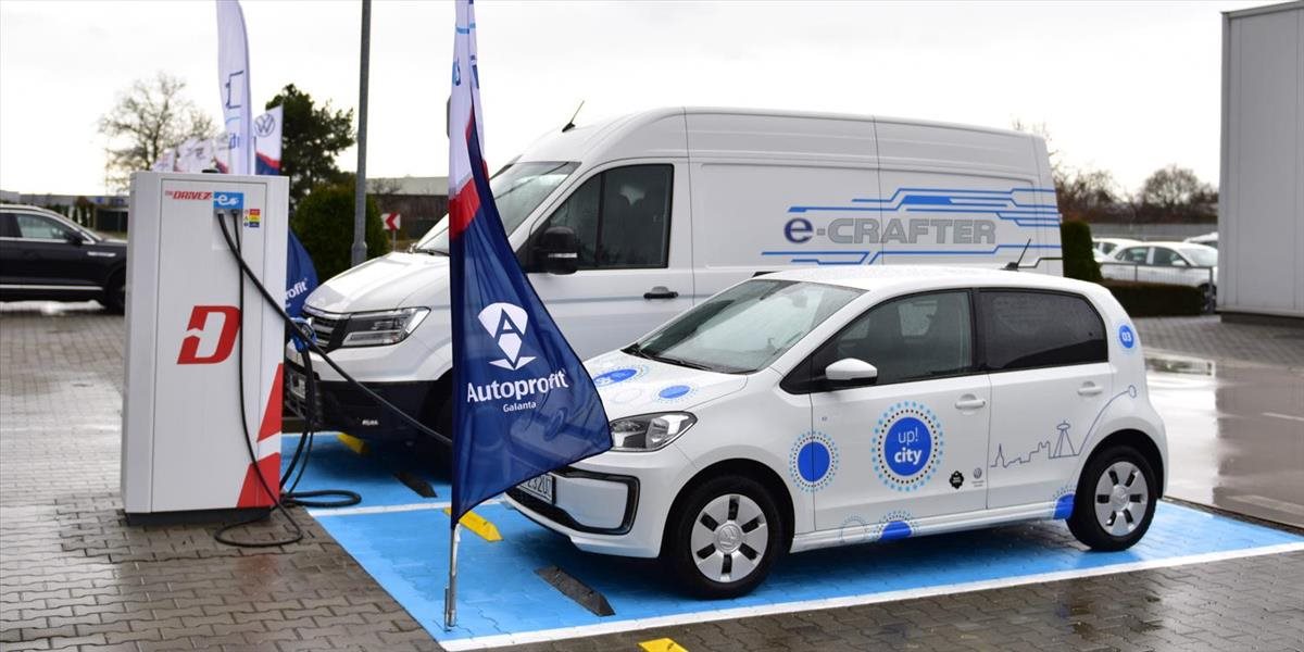 REPORTÁŽ: V Galante otvorili novú nabíjaciu stanicu pre elektromobily