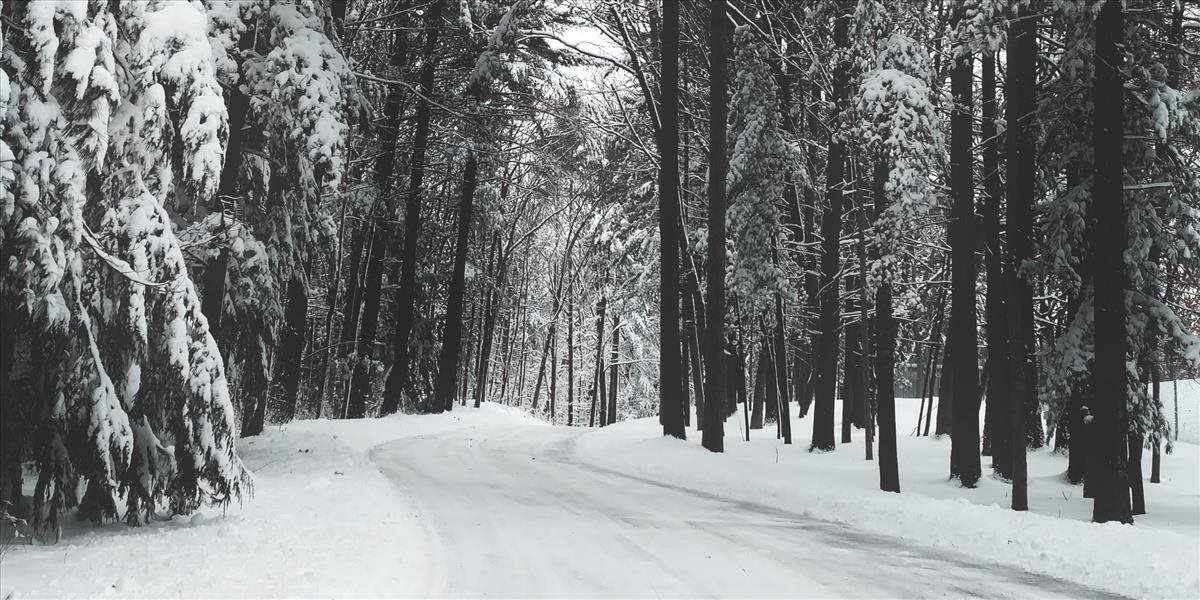 Cesty a horské priechody sú zjazdné, miestami sa vyskytuje poľadovica