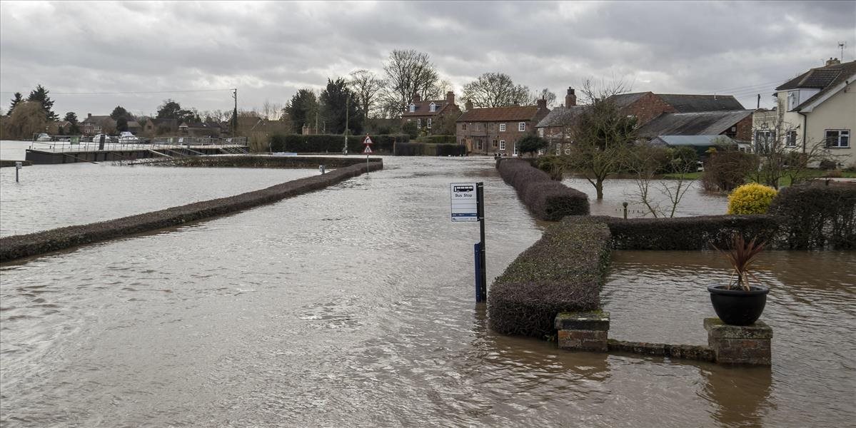 Británia vydala v súvislosti s víchricou Jorge varovania pred povodňami