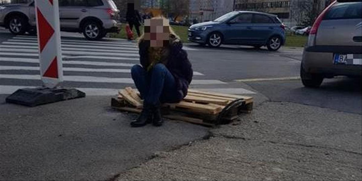 Opitá žena v Bratislave zrazila matku s kočíkom