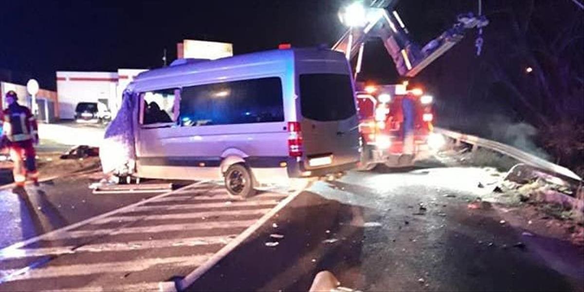 AKTUALIZÁCIA: V Ružomberku sa zrazil autobus s dodávkou