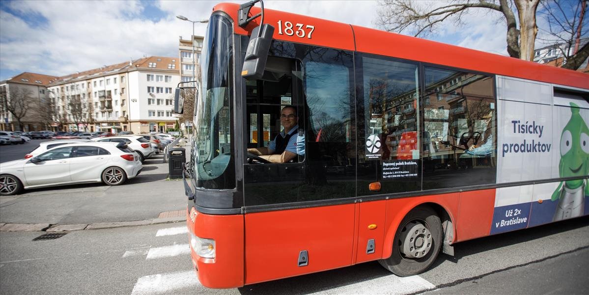 V Banskej Bystrici sú od pondelka v autobusoch a trolejbusoch povinné rúška alebo šály