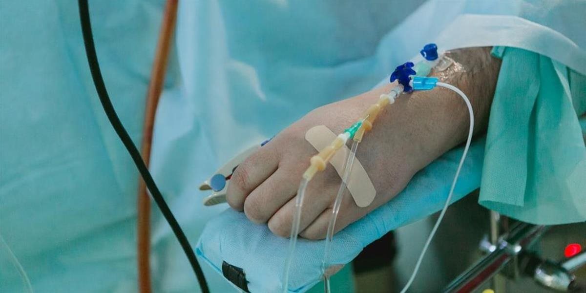 Podľa premiéra zomrela 84-ročná pozitívne testovaná žena, mala však viacero ochorení