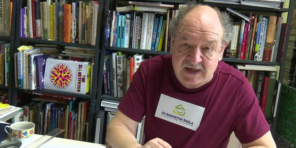 Spisovateľ Daniel Hevier počas epidémie učí deti bez školy