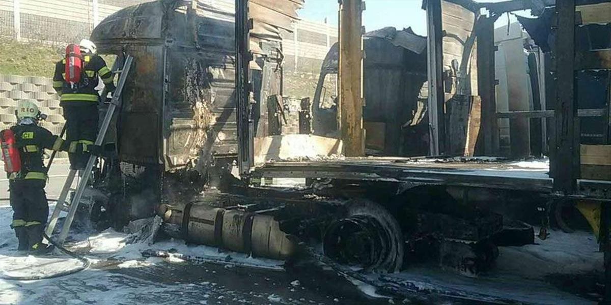 Bratislavskí hasiči zasahujú pri požiari dvoch kamiónov