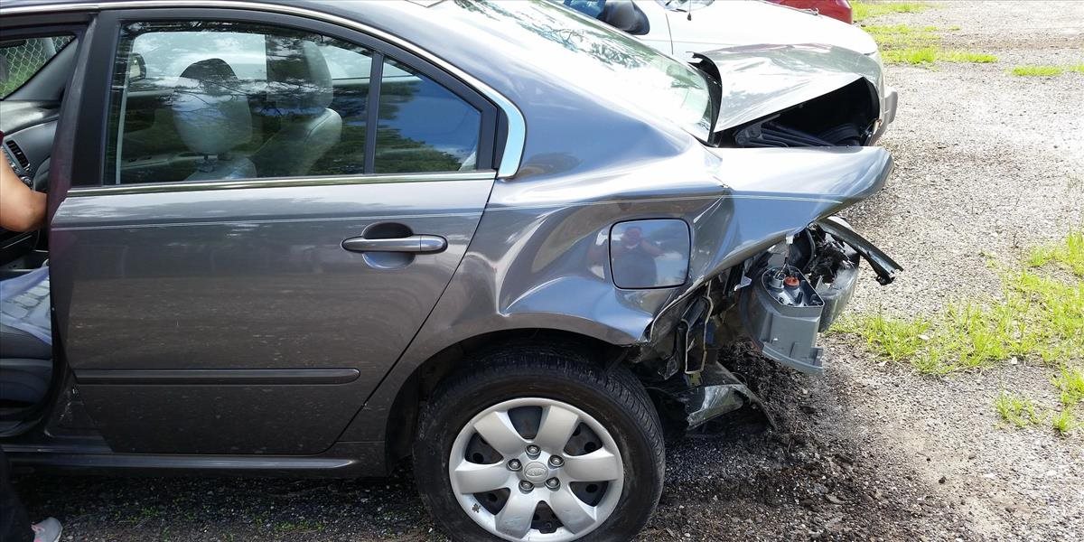 Auto skončilo vo Váhu, rýchla jazda si vyžiadala jeden mladý život