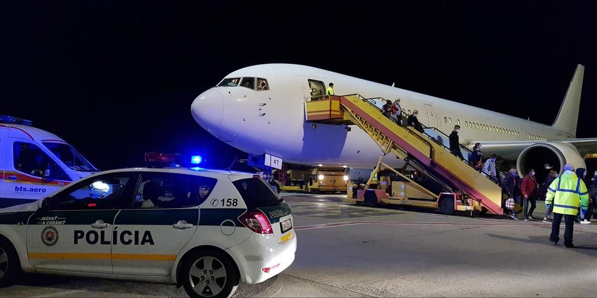 Na bratislavskom letisku pristálo v noci lietadlo so Slovákmi z USA