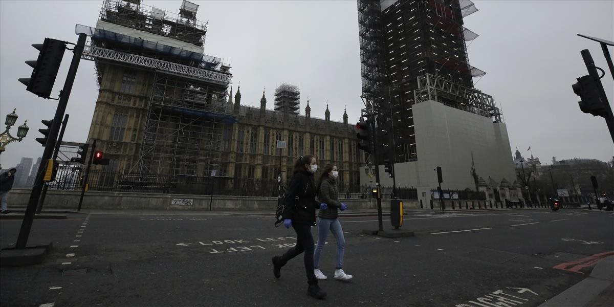 Británia s kráľovskou rodinou tlieskala zdravotníkom a pridal sa aj nakazený Charles