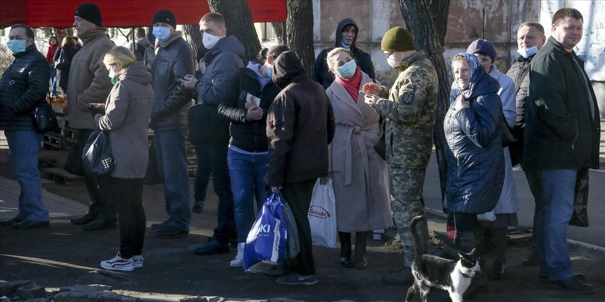 Na hraniciach medzi Poľskom a Ukrajinou čakajú tisíce ľudí, chcú sa dostať domov pred ich zatvorením
