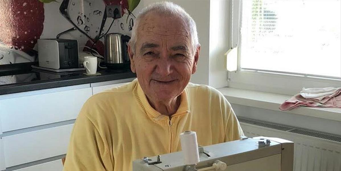Má 81 rokov a šije rúška, aby ich dal tým, ktorí potrebujú